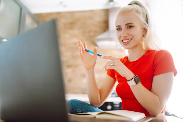 Onderwijs Online Werken Jonge Vrouwelijke Freelancer Werkt Maakt Notities Tijdens — Stockfoto
