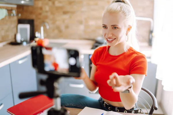 Jonge Vrouw Die Haar Video Blog Opneemt Vrouwelijke Blogger Filmt — Stockfoto