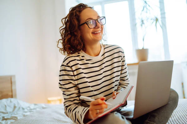 Jonge Vrouwelijke Freelancer Werkt Maakt Notities Tijdens Het Werken Thuis — Stockfoto