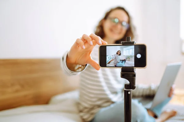 Jovem Mulher Gravando Seu Blog Vídeo Mulher Blogueira Grava Seu — Fotografia de Stock