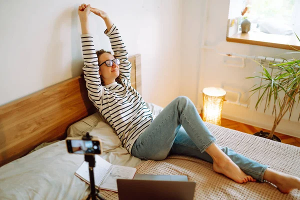 Jovem Mulher Gravando Seu Blog Vídeo Mulher Blogueira Grava Seu — Fotografia de Stock