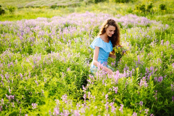 Retrato Mujer Hermosa Increíble Campo Floreciente Naturaleza Vacaciones Relax Estilo — Foto de Stock