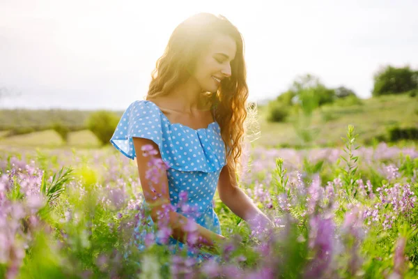 Retrato Mujer Hermosa Increíble Campo Floreciente Naturaleza Vacaciones Relax Estilo — Foto de Stock