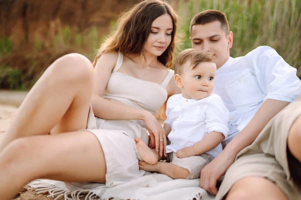 Família Jovem Praia Pessoas Estão Divertindo Nas Férias Verão Pai — Fotografia de Stock