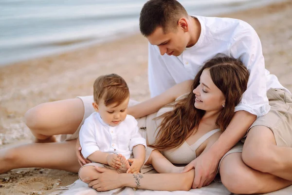 Jonge Familie Het Strand Mensen Hebben Plezier Zomervakantie Vader Moeder — Stockfoto