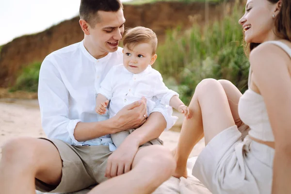 Kumsalda Genç Bir Aile Nsanlar Yaz Tatilinde Eğleniyorlar Baba Anne — Stok fotoğraf