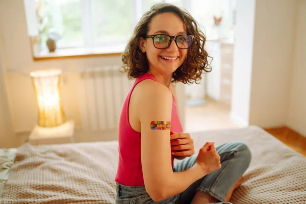 Mulher Blogueira Grava Seu Vlog Casa Falando Sobre Vacina Para — Fotografia de Stock