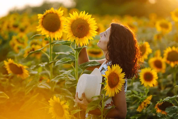 Jonge Vrouw Poseert Een Veld Van Zonnebloemen Natuur Vakantie Vakantie — Stockfoto