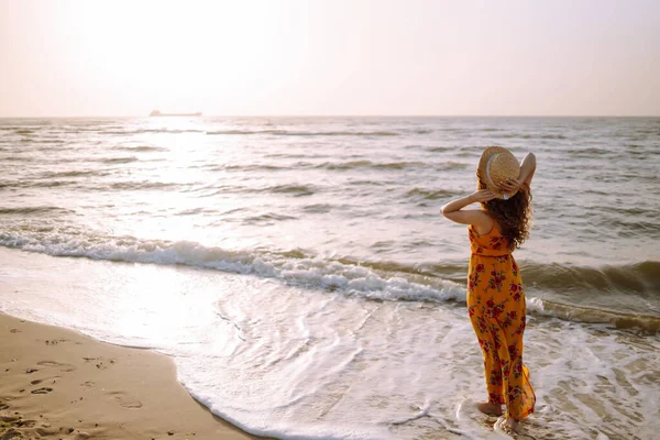年轻女子享受着美丽的日落 宁静的海洋自然在旅行假期 夏天的时候旅行 放松和生活方式的概念 — 图库照片