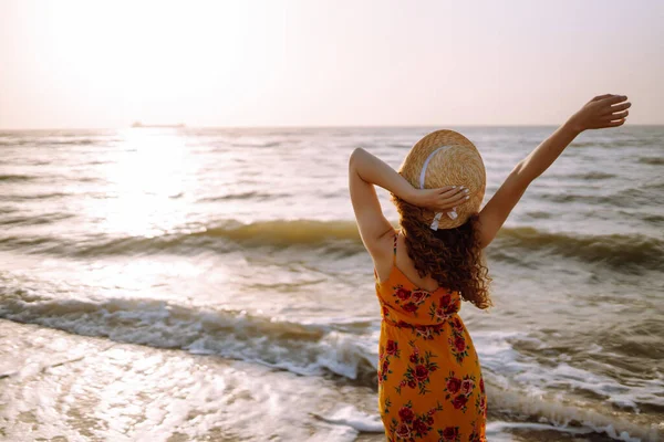 Mujer Joven Disfrutando Hermosa Puesta Sol Serena Naturaleza Oceánica Durante —  Fotos de Stock