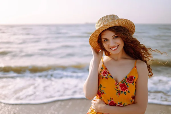 Mujer Joven Disfrutando Hermosa Puesta Sol Serena Naturaleza Oceánica Durante —  Fotos de Stock