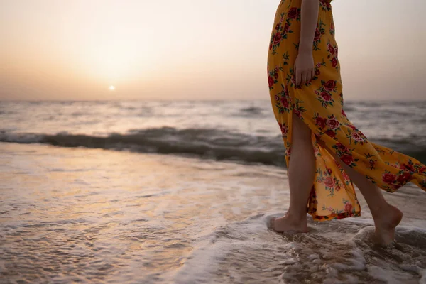 Mujer Joven Disfrutando Hermosa Puesta Sol Serena Naturaleza Oceánica Durante — Foto de Stock