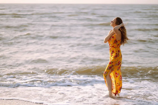 Mujer Joven Disfrutando Hermosa Puesta Sol Serena Naturaleza Oceánica Durante — Foto de Stock