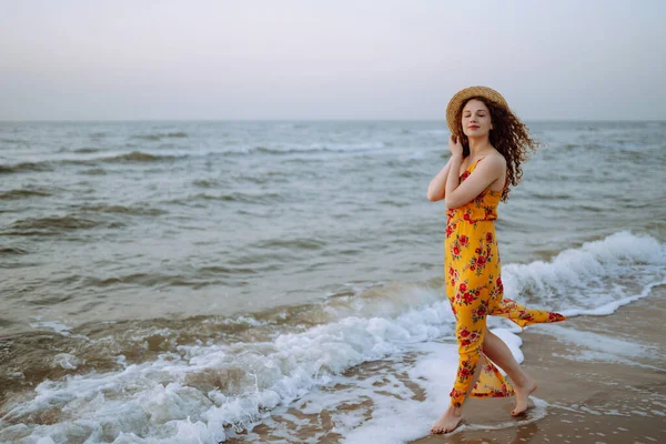 Mujer Joven Disfrutando Hermosa Puesta Sol Serena Naturaleza Oceánica Durante —  Fotos de Stock