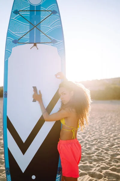 Surferin Sommerurlaub Strand Junge Frau Mit Blicken Strand Extremsport Reisen — Stockfoto