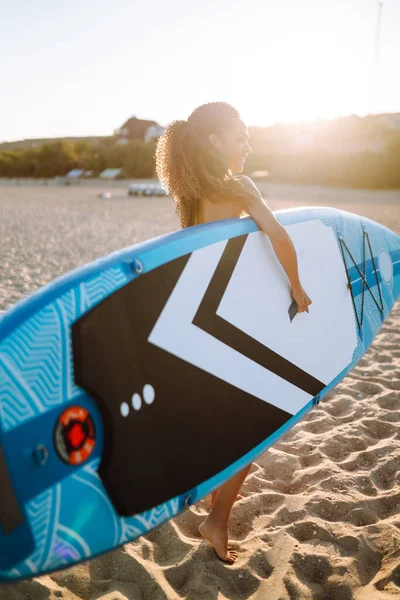 Surferin Sommerurlaub Strand Junge Frau Mit Blicken Strand Extremsport Reisen — Stockfoto