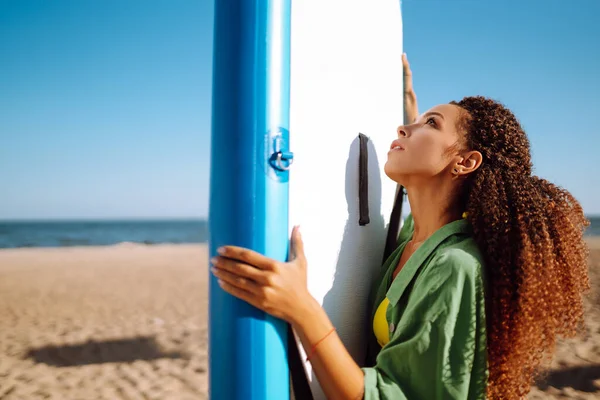 Surferin Sommerurlaub Strand Junge Frau Mit Blicken Strand Extremsport Reisen — Stockfoto