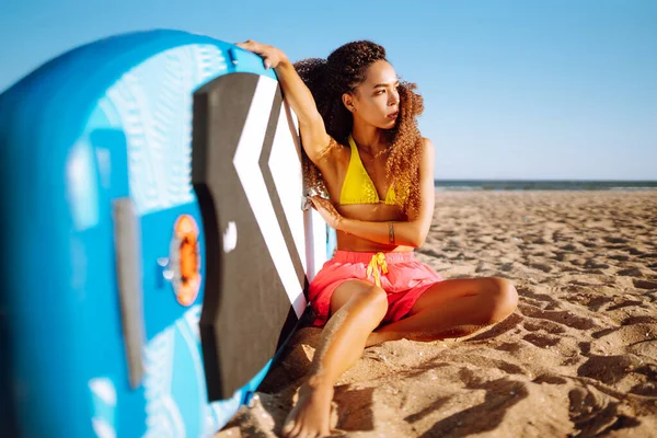 Surferin Sommerurlaub Strand Junge Frau Mit Blicken Strand Extremsport Reisen — Stockfoto