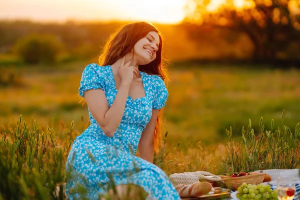 Vacker Ung Kvinna Som Har Picknick Parken Friska Livsmedel Färska — Stockfoto