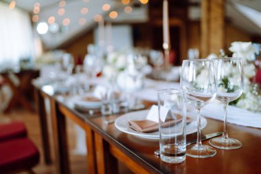 Bir parti, düğün resepsiyonu ya da diğer şenlikli etkinlikler için güzel bir masa. Ziyafet seti, bardaklar, tabaklar.