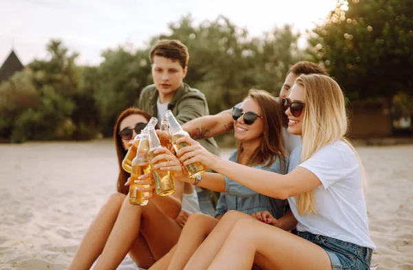 Jonge Vrienden Die Flessen Met Bier Vasthielden Het Strandfeest Vriendengroep — Stockfoto