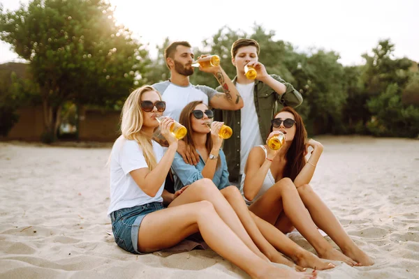 Giovani Amici Che Tengono Bottiglie Con Birra Alla Festa Spiaggia — Foto Stock