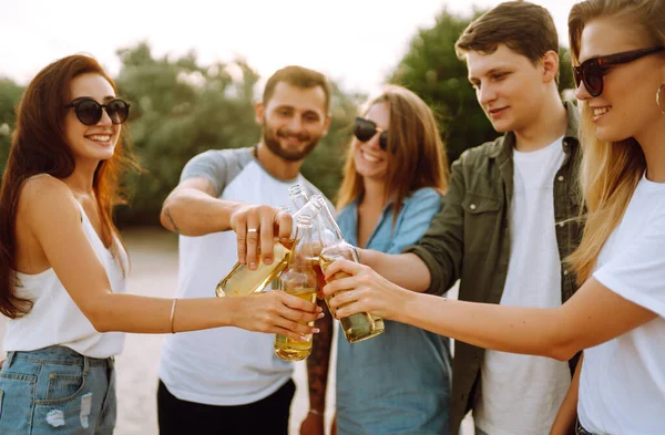 Jonge Vrienden Die Flessen Met Bier Vasthielden Het Strandfeest Vriendengroep — Stockfoto