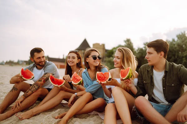 Skupina Mladých Přátel Piknik Jíst Meloun Užít Letní Párty Pláži — Stock fotografie