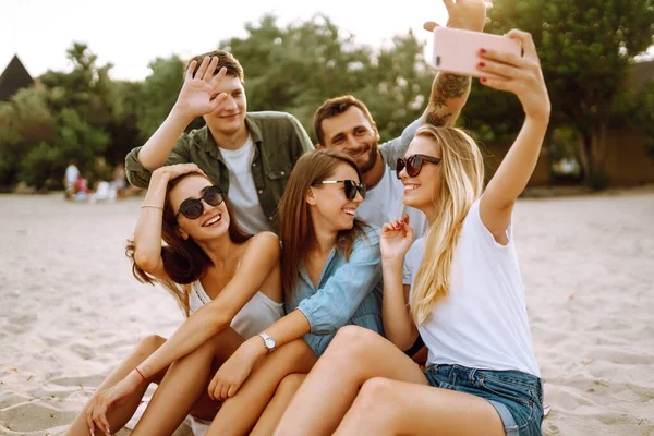 Selfie Tijd Vrienden Die Selfie Nemen Met Telefoon Jonge Vrienden — Stockfoto