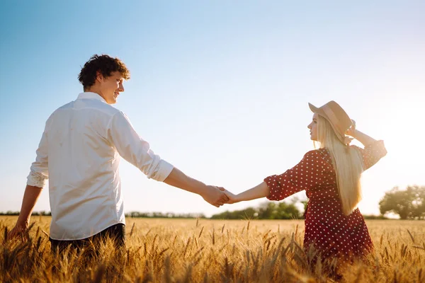 Jovem Casal Feliz Abraçando Campo Trigo Pôr Sol Aproveitar Tempo — Fotografia de Stock