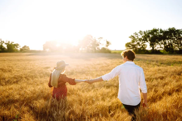 Giovane Coppia Felice Che Abbraccia Campo Grano Tramonto Godo Tempo — Foto Stock