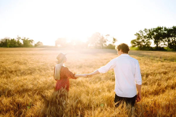 Giovane Coppia Felice Che Abbraccia Campo Grano Tramonto Godo Tempo — Foto Stock