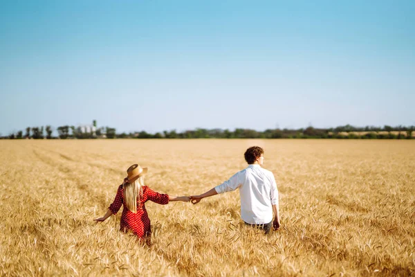 Jovem Casal Feliz Abraçando Campo Trigo Pôr Sol Aproveitar Tempo — Fotografia de Stock