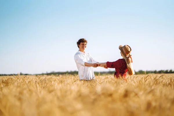 Unga Lyckliga Par Kramas Ett Vetefält Vid Solnedgången Njuter Tiden — Stockfoto