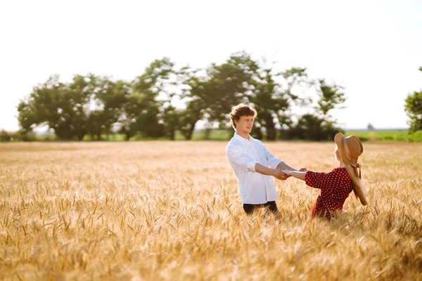 Unga Lyckliga Par Kramas Ett Vetefält Vid Solnedgången Njuter Tiden — Stockfoto