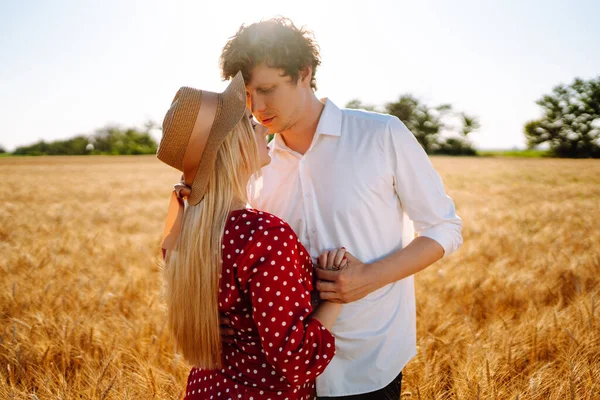 Ein Junges Glückliches Paar Das Sich Auf Einem Weizenfeld Sonnenuntergang — Stockfoto