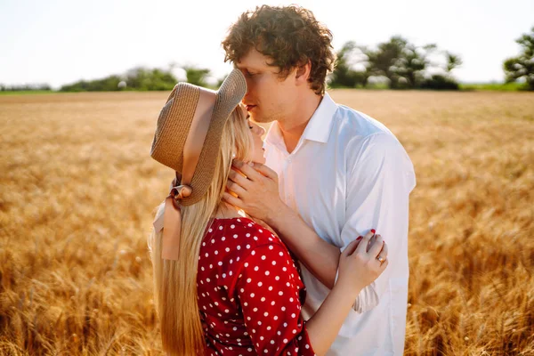 Mladý Šťastný Pár Objímající Pšeničném Poli Při Západu Slunce Užívají — Stock fotografie