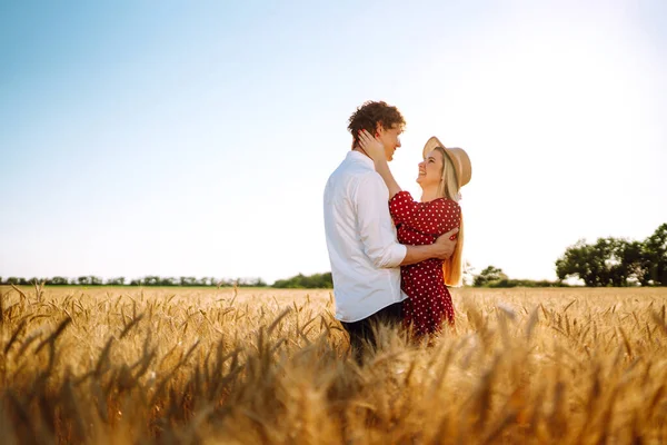 Joven Pareja Feliz Abrazándose Campo Trigo Atardecer Disfrutando Del Tiempo — Foto de Stock