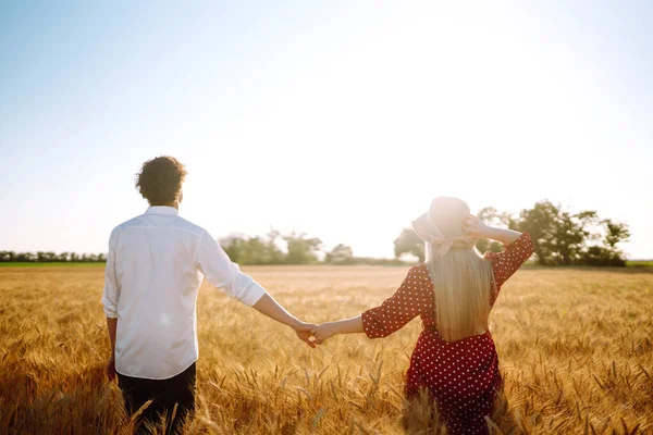 Young Happy Couple Hugging Wheat Field Sunset Enjoying Time Together — Zdjęcie stockowe