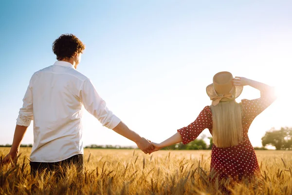 Giovane Coppia Felice Che Abbraccia Campo Grano Tramonto Godo Tempo — Foto Stock