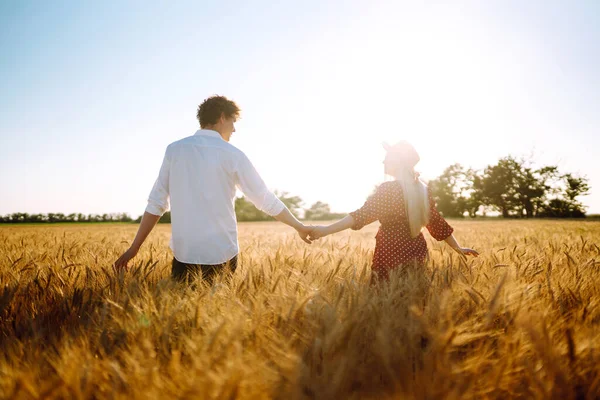 Giovane Coppia Felice Che Abbraccia Campo Grano Tramonto Godo Tempo — Foto Stock