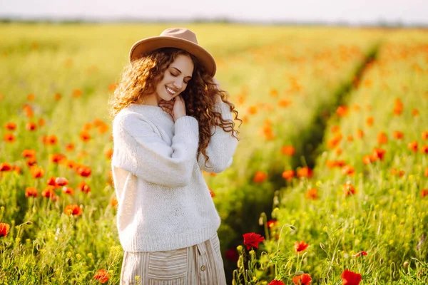 Mulher Bonita Campo Papoula Florescendo Pessoas Estilo Vida Viagens Natureza — Fotografia de Stock