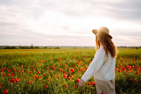 Vacker Kvinna Ett Blommande Vallmofält Människor Livsstil Resor Natur Och — Stockfoto