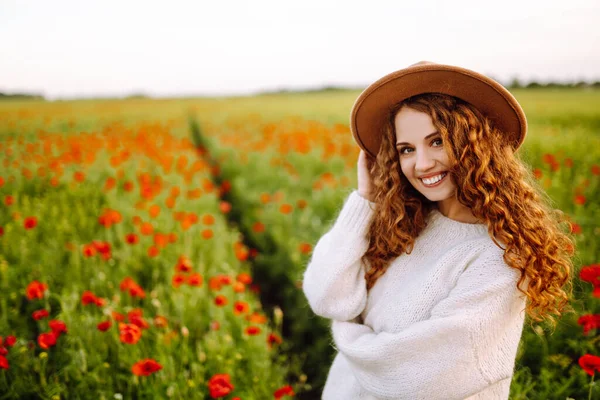 Vacker Kvinna Ett Blommande Vallmofält Människor Livsstil Resor Natur Och — Stockfoto