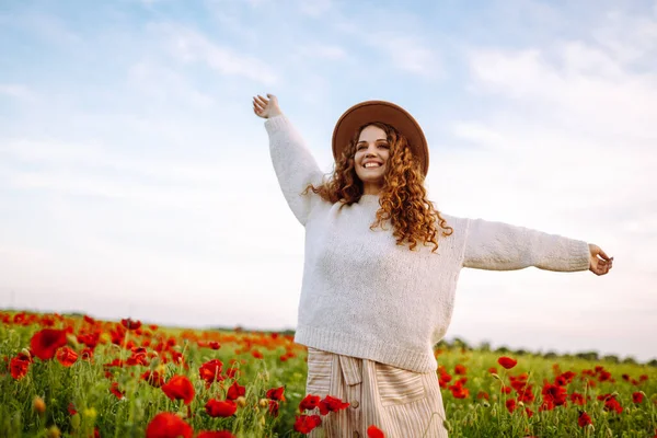 Vacker Kvinna Ett Blommande Vallmofält Människor Livsstil Resor Natur Och — Stockfoto