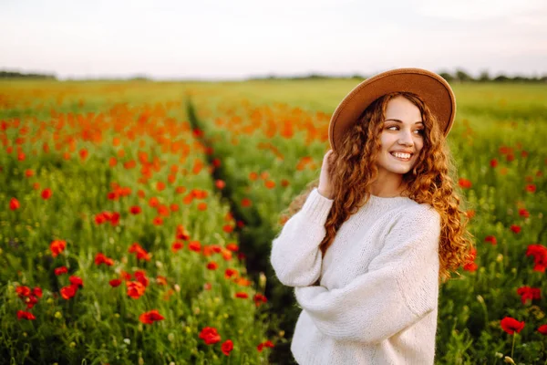 Vacker Kvinna Ett Blommande Vallmofält Människor Livsstil Resor Natur Och — Stockfoto