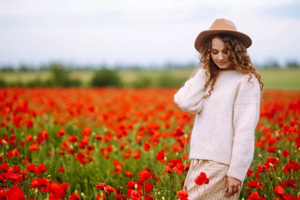 Vacker Kvinna Ett Blommande Vallmofält Människor Livsstil Resor Natur Och — Stockfoto