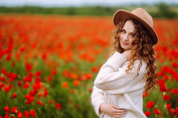 Vacker Kvinna Ett Blommande Vallmofält Människor Livsstil Resor Natur Och — Stockfoto