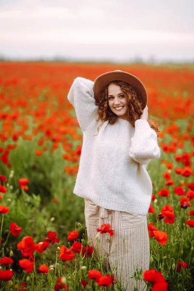 Vacker Kvinna Ett Blommande Vallmofält Människor Livsstil Resor Natur Och — Stockfoto
