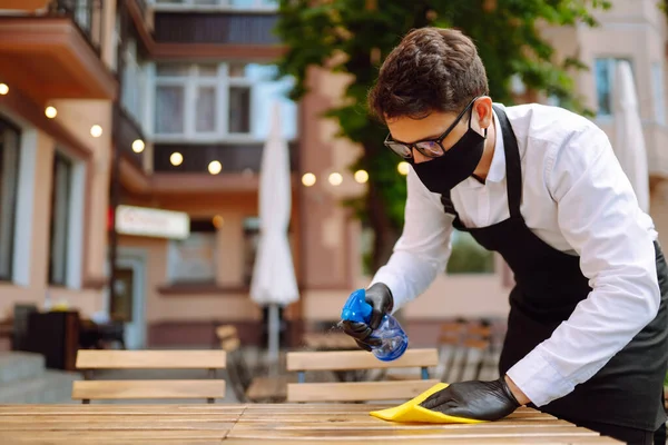 Disinfezione Prevenire Covid Cameriere Maschera Protettiva Guanti Pulizia Tavolo Con — Foto Stock